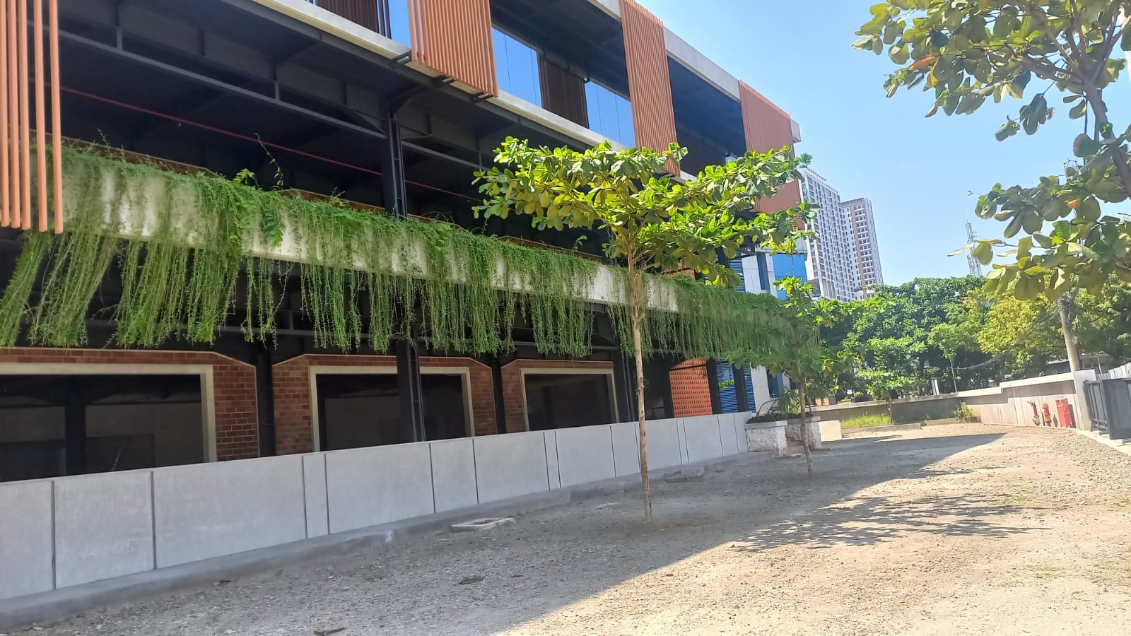 Gedung Baru 3 Lantai Strategis di Pejaten, Jakarta Selatan