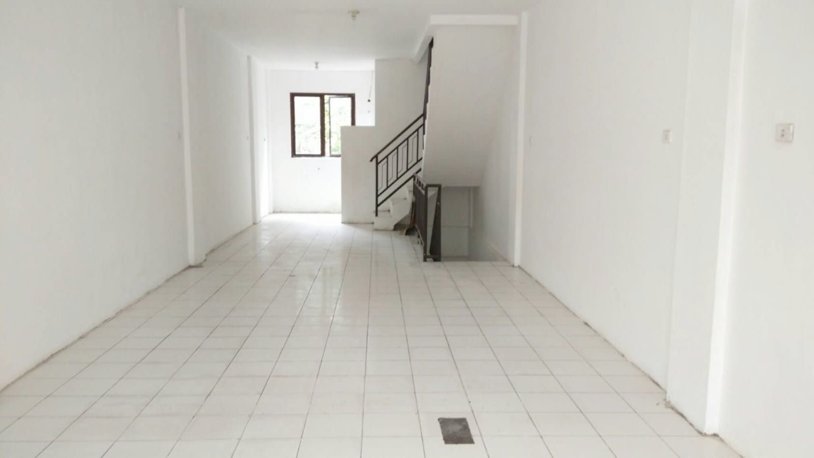 Disewakan Ruko Strategis Tanjung Duren 3 Lantai Dekat Mall Ciputra
