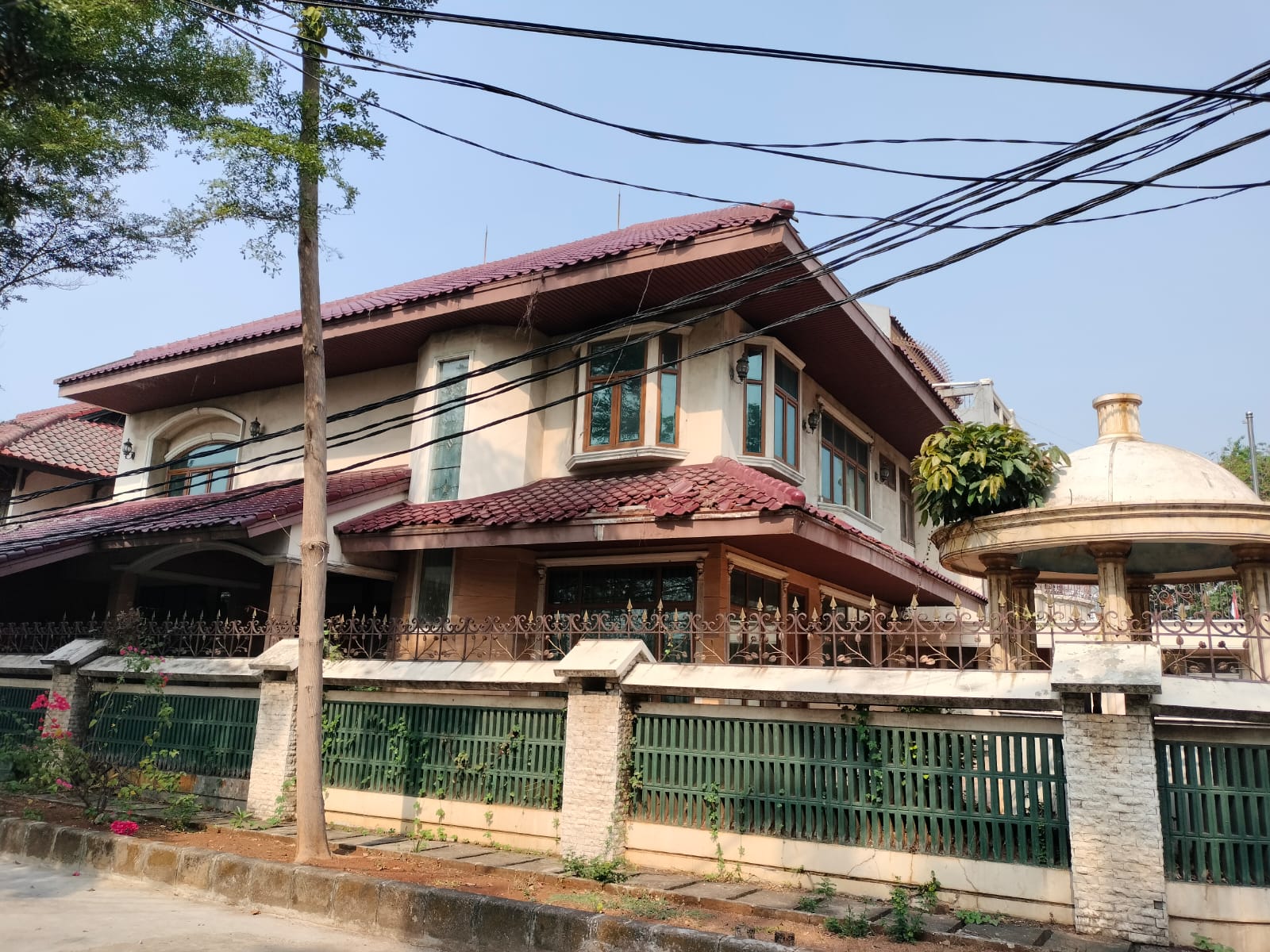 Rumah Tua Hitung Tanah Luas Dan Strategis Di Komplek Pluit Mas
