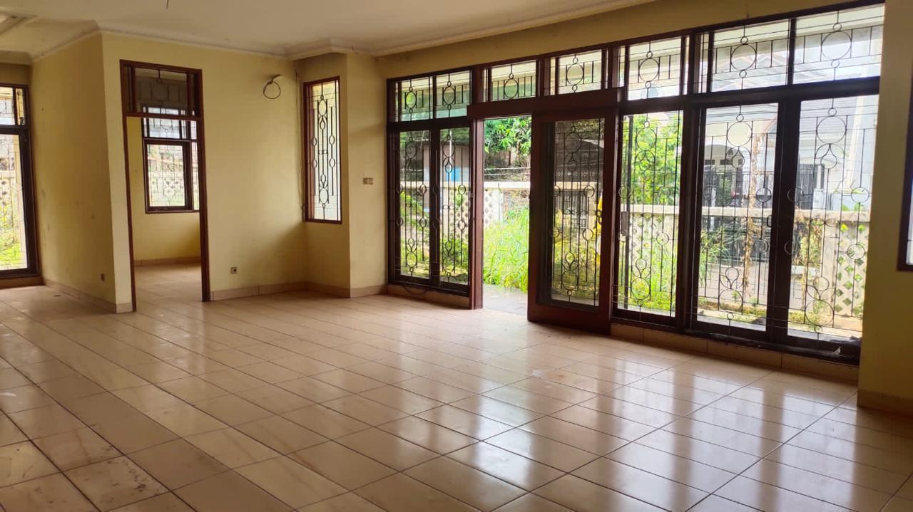 Dijual Rumah Tua Sangat Murah Intercon, Kebon Jeruk